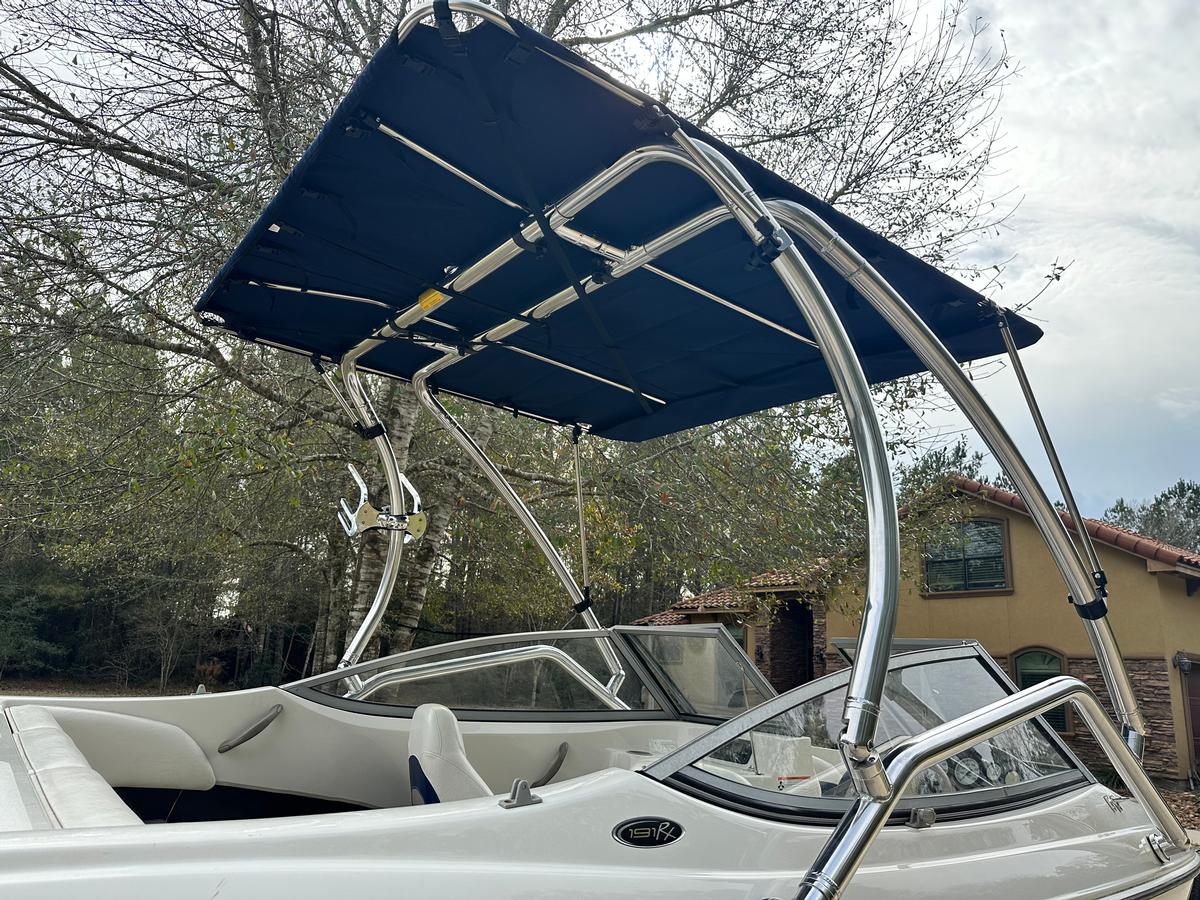 Stingray 208 Sport Deck