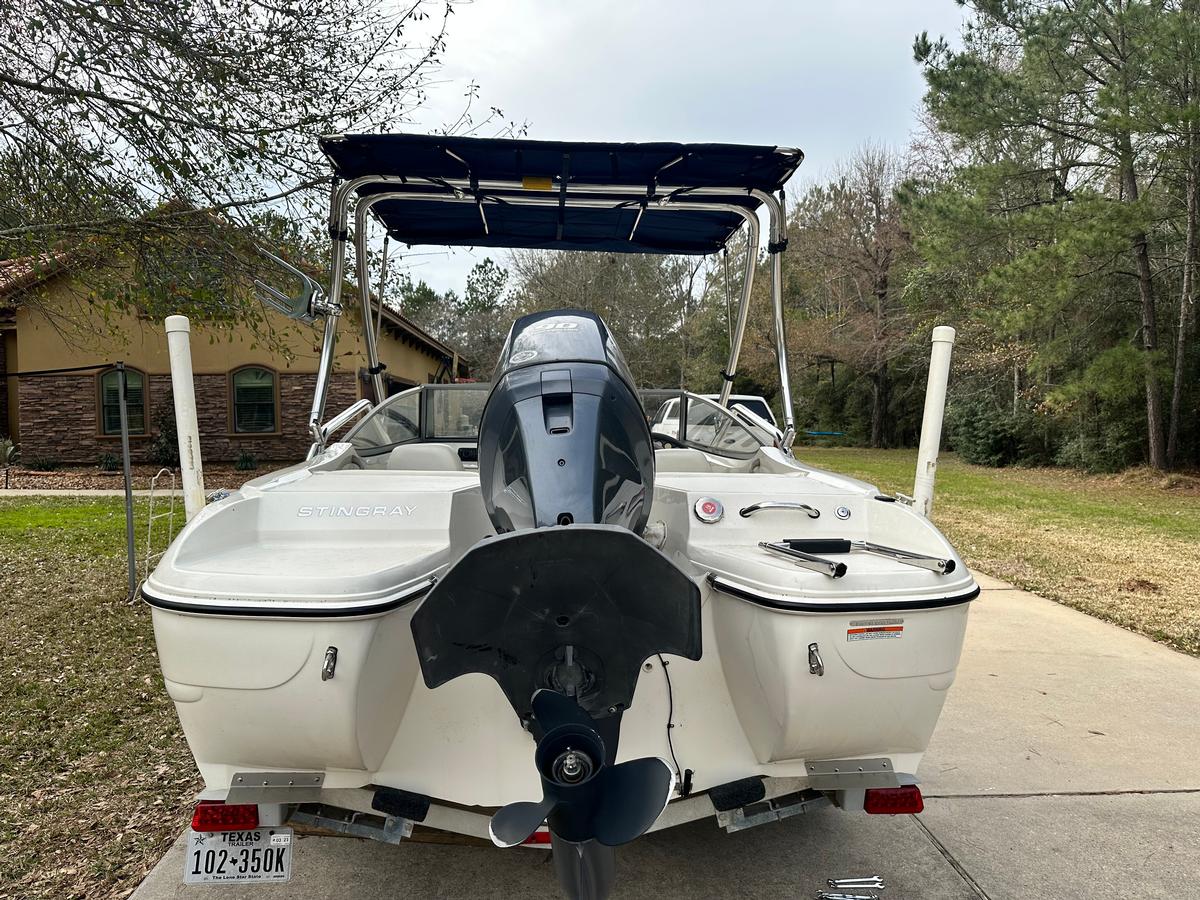 Stingray 208 Sport Deck