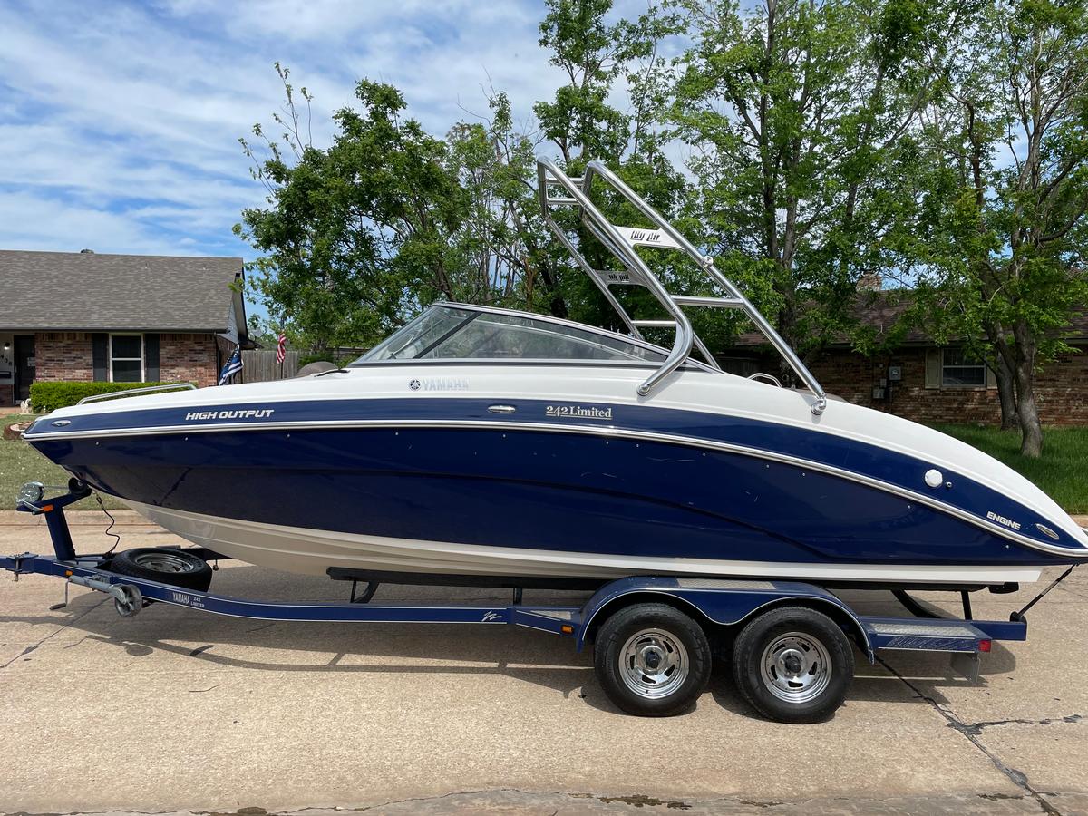 Yamaha 242 Limited