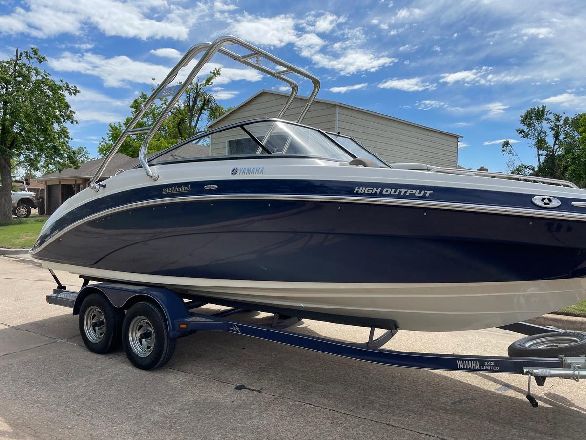 Yamaha 242 Limited