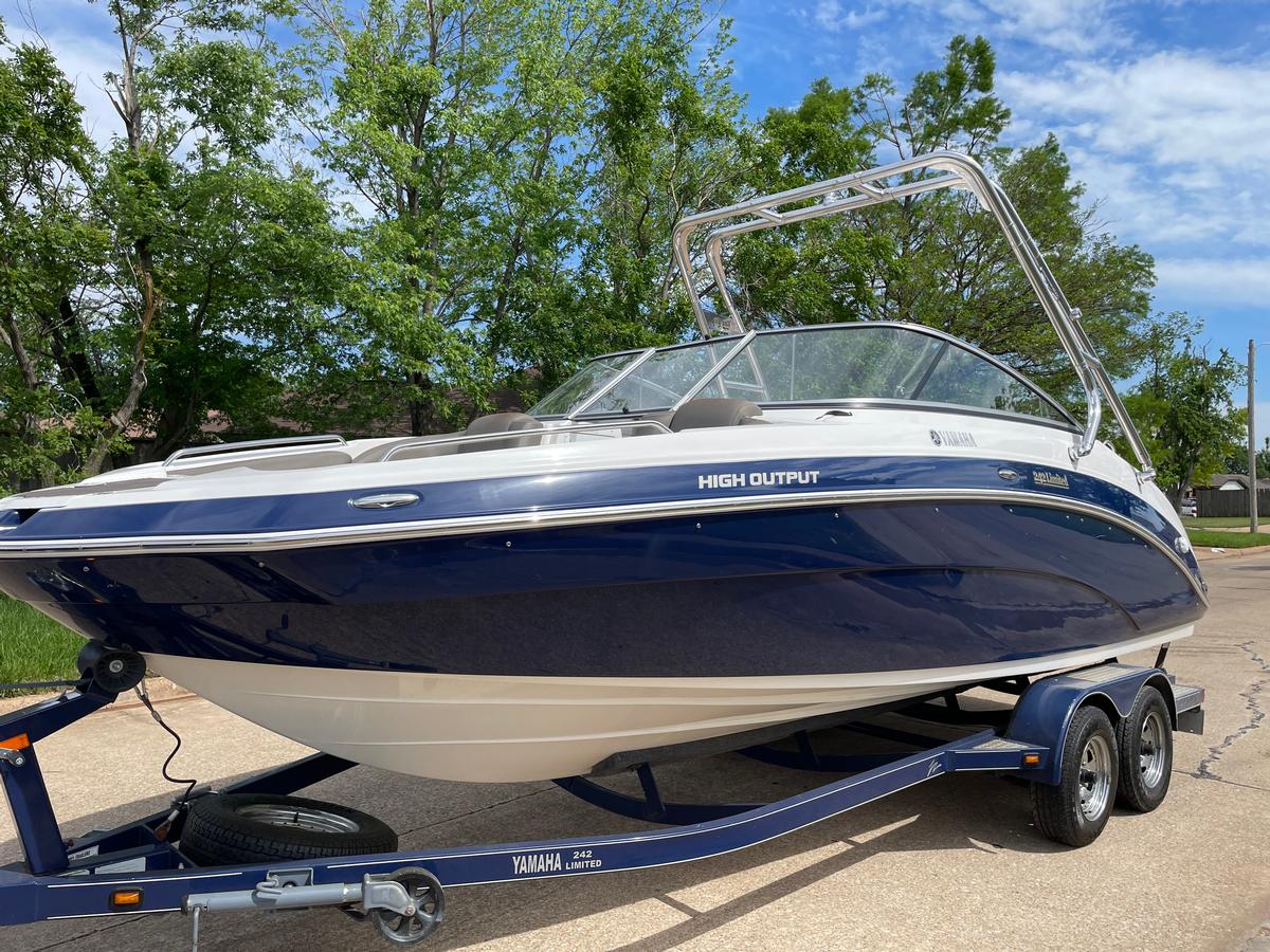 Yamaha 242 Limited